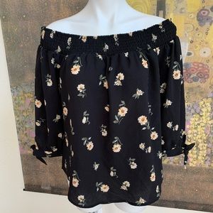 Beautiful RUE 21 off the shoulder top🌷